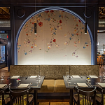 Обои ручная роспись Falling Flowers Standard colourway on Pale Grey dyed silk варинант исполнения - 1 | Loft Concept в Уфе