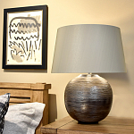 Настольная лампа с круглым фарфоровым основанием ручной работы с покрытием глазурью и белым абажуром из искусственного шелка Elstead Lighting варинант исполнения - 2 | Loft Concept в Уфе