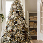 Дизайнерская Елка украшенная шарами в бежевых тонах и декором в виде белых цветов и шишек варинант исполнения - 1 | Loft Concept в Уфе