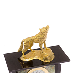 Часы настольные с декором в виде волка из натурального камня Офиокальцит Wolf Stone Clock варинант исполнения - 3 | Loft Concept в Уфе