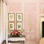 Обои ручная роспись Jharokha Arches Original colourway on pink painted Xuan paper варинант исполнения - 1 | Loft Concept в Уфе