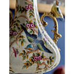 Ваза белого цвета из фарфора с цветочным рисунком и бронзовыми ручками с фигурками птиц Eden Garden porcelain and bronze варинант исполнения - 4 | Loft Concept в Уфе