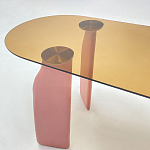 Обеденный стол со стеклянной столешницей и розовыми ножками с тканевой обивкой Wrigley варинант исполнения - 4 | Loft Concept в Уфе