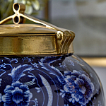 Ваза с насыщенным синим орнаментом и золотой крышкой Blue & White Ornament  варинант исполнения - 3 | Loft Concept в Уфе