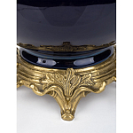 Ваза темно-синяя фарфоровая на бронзовой подставке с ажурным ободком и изогнутыми ручками Eden Garden варинант исполнения - 3 | Loft Concept в Уфе