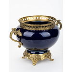 Ваза темно-синяя фарфоровая на бронзовой подставке с ажурным ободком и изогнутыми ручками Eden Garden варинант исполнения - 2 | Loft Concept в Уфе