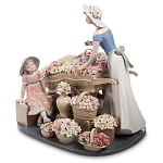Статуэтка фарфоровая Девушка и маленькая девочка с цветами Charming Statuette варинант исполнения - 1 | Loft Concept в Уфе