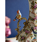 Ваза белого цвета из фарфора с цветочным рисунком и бронзовыми ручками с фигурками птиц Eden Garden porcelain and bronze варинант исполнения - 1 | Loft Concept в Уфе