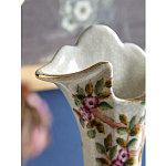 Ваза белого цвета из фарфора с цветочным рисунком и бронзовыми ручками с фигурками птиц Eden Garden porcelain and bronze варинант исполнения - 5 | Loft Concept в Уфе