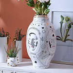 Ваза с декоративными лицами и графическими элементами в виде сердец и символов Faces of Imagination варинант исполнения - 3 | Loft Concept в Уфе
