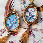 Картина с изображением павлинов в саду в овальной позолоченной раме с кисточкой Chinoiserie Imperial Garden Peacocks on a Tree Poster варинант исполнения - 4 | Loft Concept в Уфе