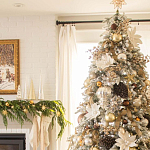 Дизайнерская Елка украшенная шарами в бежевых тонах и декором в виде белых цветов и шишек варинант исполнения - 3 | Loft Concept в Уфе