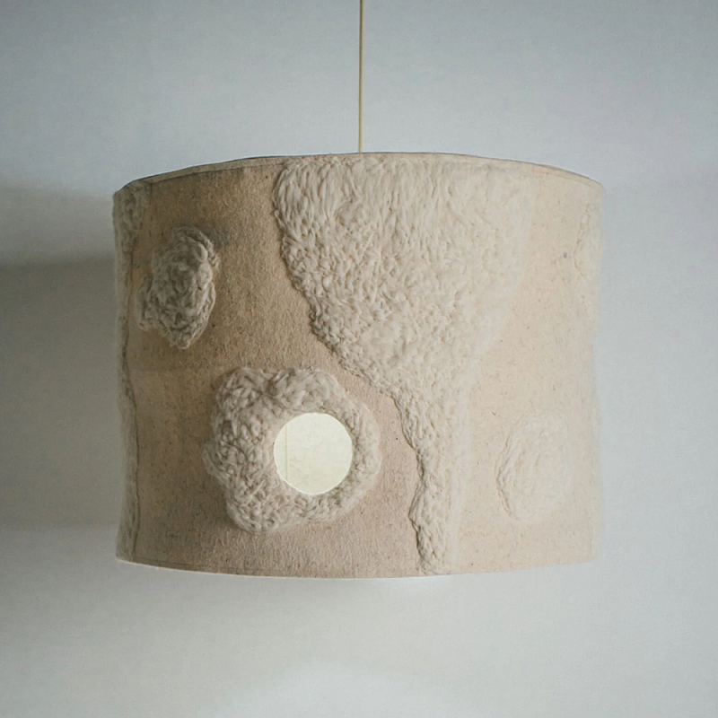Подвесной светильник из шерсти в технике сухого валяния Dry Felted Wool Lamp Бежевый Подвесной светильник из шерсти в технике сухого валяния Dry Felted Wool Lamp Бежевый в Уфе | Loft Concept