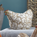 Статуэтка курица с резными белыми цветами на бежевой фактурной поверхности Rustic Chicken варинант исполнения - 3 | Loft Concept в Уфе