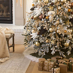 Дизайнерская Елка украшенная шарами в бежевых тонах и декором в виде белых цветов и шишек варинант исполнения - 2 | Loft Concept в Уфе