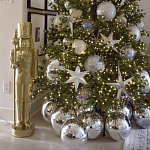 Украшенная Новогодняя Елка с серебряными шарами и звездами варинант исполнения - 2 | Loft Concept в Уфе