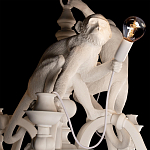 Люстра с тремя фигурами обезьян с лампочками в руках белого цвета Hanging Monkey варинант исполнения - 4 | Loft Concept в Уфе