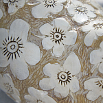 Статуэтка курица с резными белыми цветами на бежевой фактурной поверхности Rustic Chicken варинант исполнения - 2 | Loft Concept в Уфе