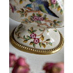 Ваза белого цвета из фарфора с цветочным рисунком и бронзовыми ручками с фигурками птиц Eden Garden porcelain and bronze варинант исполнения - 3 | Loft Concept в Уфе