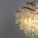 Люстра подвесная с белыми перламутровыми подвесками и изогнутыми золотистыми элементами Диаметр 50 см SHELL Chandelier варинант исполнения - 3 | Loft Concept в Уфе