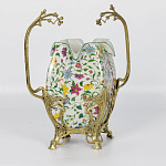 Ваза белого цвета из фарфора с ярким цветочным узором и бронзовыми ручками в виде ветвей Eden Garden porcelain and bronzeм варинант исполнения - 1 | Loft Concept в Уфе