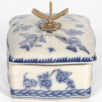 Фарфоровая шкатулка с бронзовой стрекозой Blue and White варинант исполнения - 2 | Loft Concept в Уфе