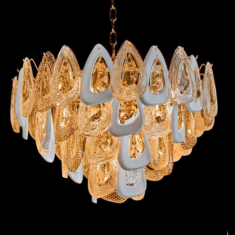 Люстра с многослойными белыми и прозрачными подвесками Character Chandelier Золотой Прозрачный Белый Люстра с многослойными белыми и прозрачными подвесками Character Chandelier Золотой Прозрачный Белый в Уфе | Loft Concept